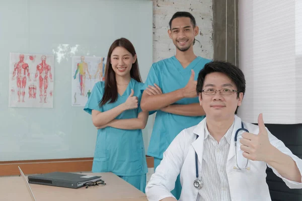 Equipe Confiança Cuidados Saúde Retrato Três Jovens Médicos Etnia Asiática — Fotografia de Stock