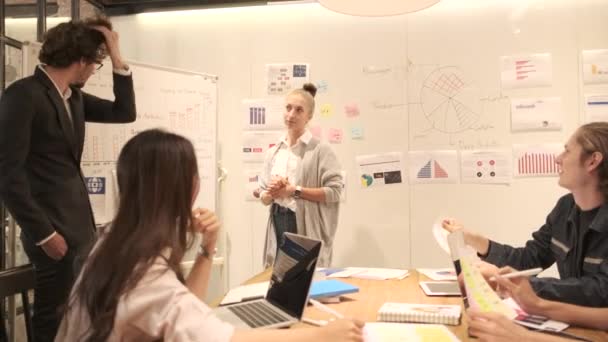 Arkadaşları Meslektaşları Ofis Konferansında Kafkasyalı Bir Patronla Pazarlama Stratejisi Fikir — Stok video