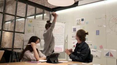 Üç mutluluk çokkültürlü iş arkadaşları ekibi, iş dünyasının başarısını ve beyaz kadın meslektaşlarıyla yapılan işleri, ofis iş yerindeki toplantıları sona ererken eğlenceli ve neşeli bir şekilde dans ederek kutluyor..