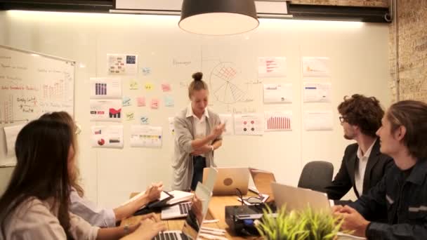 Möte Mellan Ett Professionellt Team Multiraciala Kollegor Och Medarbetare Brainstormade — Stockvideo