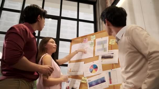 Trabajadora Presenta Explica Los Cuadros Finanzas Sus Compañeros Trabajo Asiáticos — Vídeo de stock