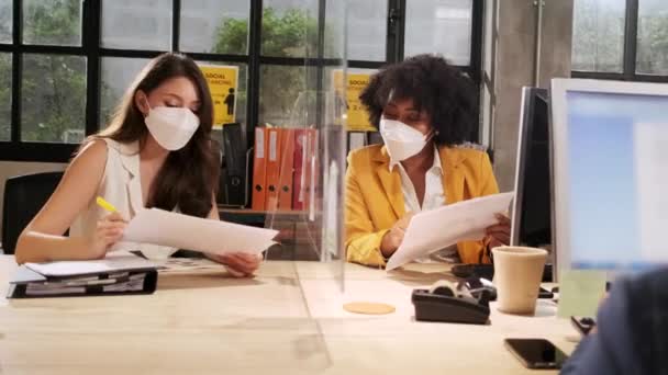 Two Female Coworkers Team Face Mask Working New Normal Office — 图库视频影像