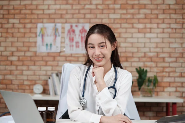 Retrato Bela Médica Etnia Asiática Camisa Branca Com Estetoscópio Sorrindo — Fotografia de Stock