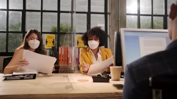 Due Colleghe Con Maschera Facciale Che Lavorano Nel Nuovo Ufficio — Video Stock