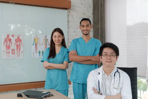 Equipe Confiança Cuidados Saúde Retrato Três Jovens Médicos Etnia Asiática — Fotografia de Stock