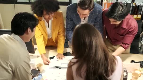 多人種の同僚のチームと同僚がブレインストーミングを行い オフィスの会議室でのマーケティング戦略 アイデアコラボレーション ビジネスプロジェクト計画について話し合いました — ストック動画