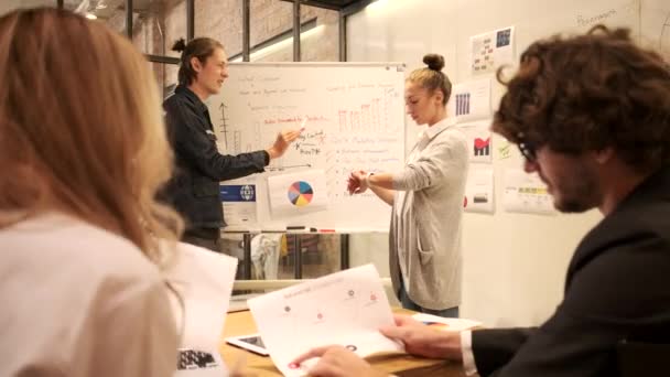 Çalışma Arkadaşları Arkadaşları Bir Pazarlama Stratejisi Fikir Işbirliği Projesi Planlamasını — Stok video