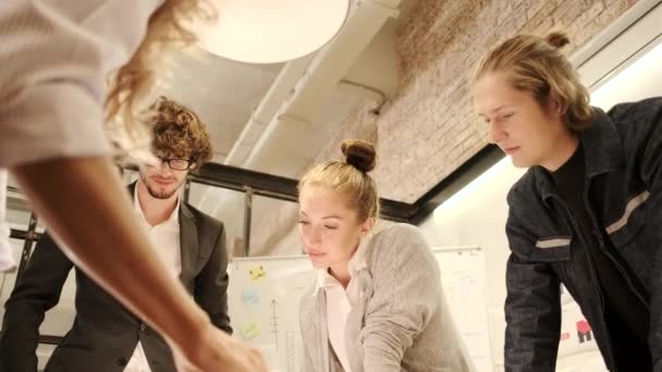 Çalışma Arkadaşları Arkadaşları Bir Pazarlama Stratejisi Fikir Işbirliği Projesi Planlamasını — Stok video