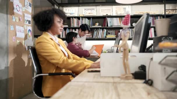 Busy Young Asian Male Colleagues Talk Work Discuss Open Office — Vídeo de Stock