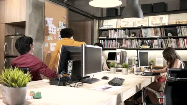 Афро Американская Работница Маске Приходит Работу Здоровается Коллегами Бизнес Офисе — стоковое видео