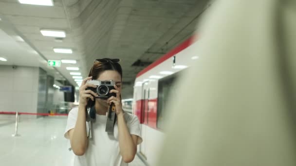 Tineri Frumoase Asiatice Femeie Turist Luând Fotografie Camera Film Prieten — Videoclip de stoc