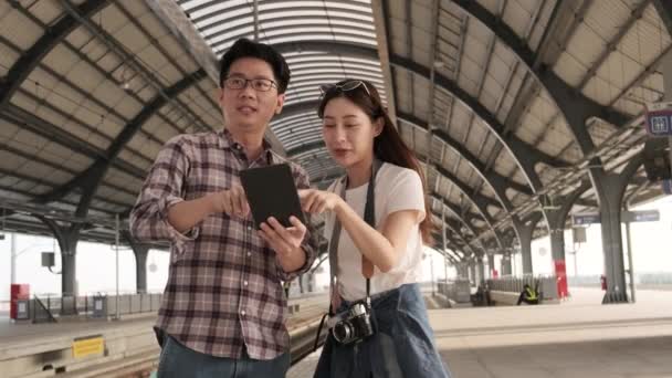 Młoda Para Azjatyckich Turystów Wyszukaj Informacje Znajdź Lokalizacje Podróży Tabletkach — Wideo stockowe