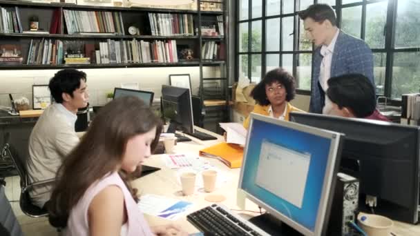 Personale Dell Azienda Gruppo Lavoratori Multirazziali Lavora Con Computer Brainstorming — Video Stock