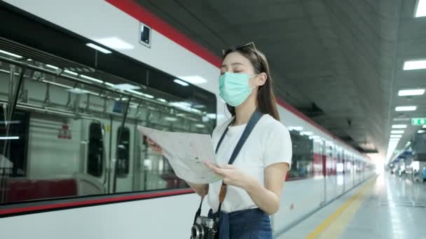 Belle Touriste Asiatique Avec Masque Facial Lunettes Caméra Recherche Carte — Video