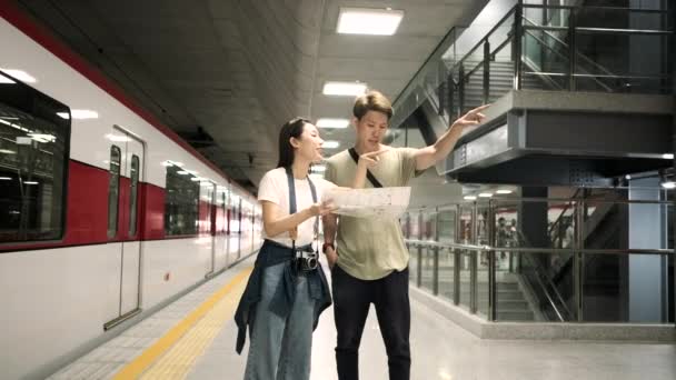 아름다운 아시아 관광객을 기차역 승강장에서 수있는 장소찾기 승객들의 — 비디오