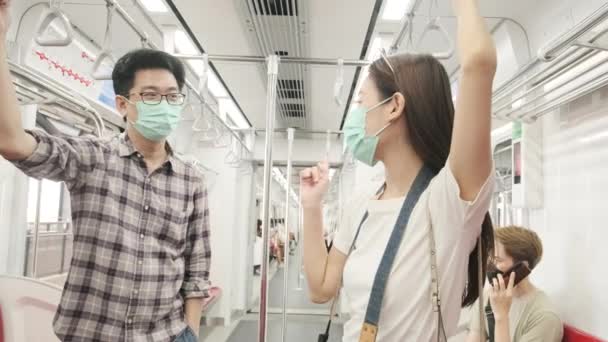 기사보기 아시아 선글라스 카메라 마스크를 착용하고 기차를 여행하는 관광객 철도를 — 비디오