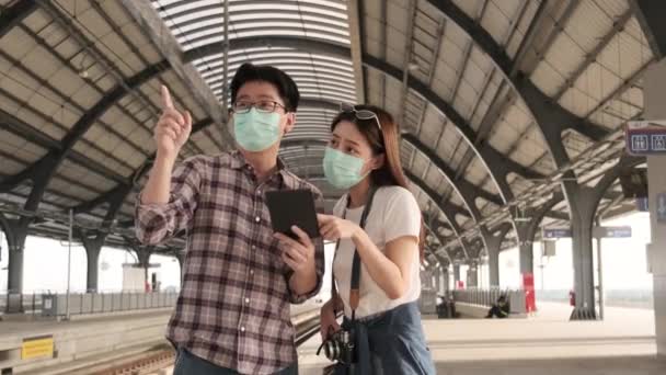 Face Mask Man Helps Asian Female Tourist Search Information Find — Stock Video