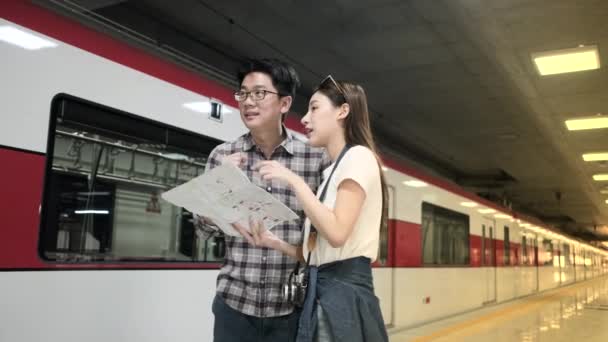Thai Man Helps Beautiful Asian Female Tourist Search Information Find — Vídeo de stock