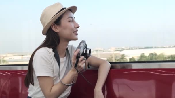 Hermosa Turista Asiática Con Cámara Sienta Asiento Rojo Viajando Tren — Vídeos de Stock