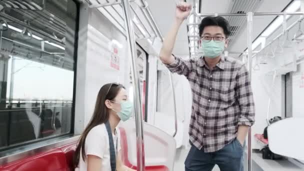 기사보기 아시아 선글라스 카메라 마스크를 착용하고 기차를 여행하는 관광객 철도를 — 비디오