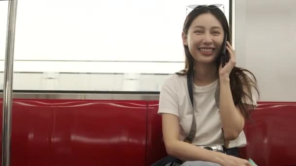 Krásná Asijská Turistka Kamerou Sedí Červeném Sedadle Cestuje Nebeským Vlakem — Stock video