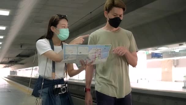 Young Couple Asian Tourists Face Masks Search Information Find Locations — Stock Video