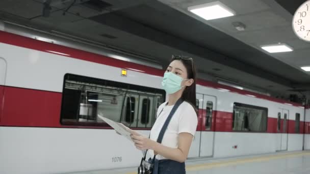 Beautiful Asian Female Tourist Face Mask Eyeglasses Camera Searching Traveler — Stock Video