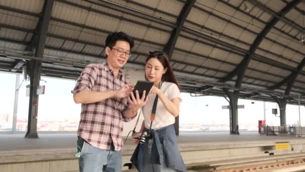 Młoda Para Azjatyckich Turystów Wyszukaj Informacje Znajdź Lokalizacje Podróży Tabletkach — Wideo stockowe
