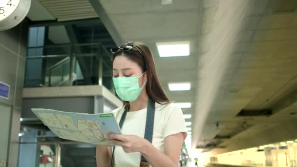 Asiatisk Kvinnlig Turist Med Ansiktsmask Glasögon Och Kamera Söker Resenären — Stockvideo