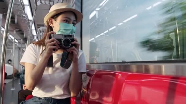 Hermosa Turista Asiática Con Máscara Facial Sienta Asiento Rojo Viajando — Vídeos de Stock
