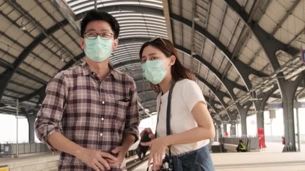 Couple Touristes Asiatiques Avec Des Masques Faciaux Rechercher Des Informations — Video