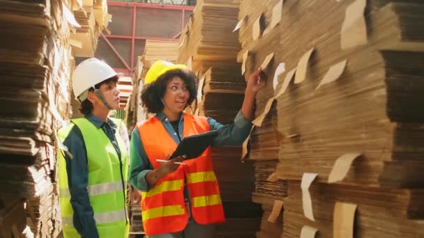 교복을 헬멧을 노동자와 동료들 종이를 공장의 생산을 관리하고 친구는 재활용 — 비디오