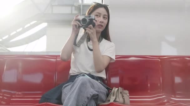 Прекрасна Азіатка Туристка Камерою Сидить Червоному Сидінні Подорожує Небом Фотографує — стокове відео