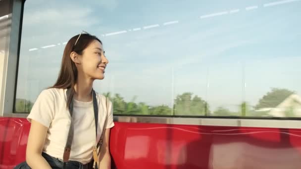 Hermosa Turista Asiática Con Cámara Sienta Asiento Rojo Viajando Tren — Vídeos de Stock