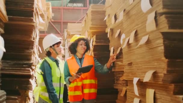 Дві Жінки Робітниці Колеги Безпеці Уніформі Перевірці Шолома Контролюють Виробництво — стокове відео