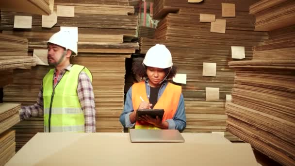 전복을 모자를 아프리카 미국인 노동자와 동료는 창고에서 관리를 검사한다 — 비디오