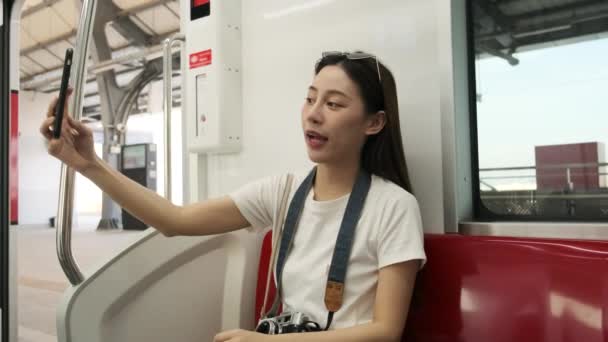 Jovem Bonita Turista Asiática Line Bate Papo Telefone Celular Chamada — Vídeo de Stock