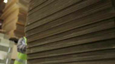 Üretim fabrikasında nakliye ve lojistik nakliyat için hidrolik kriko destesi kullanan güvenlik üniformalı Asyalı erkek depo çalışanı, ambalaj sanayi stokları..