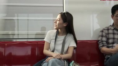Kameralı güzel Asyalı bayan turist, seyahat yeri ve şehir manzarası, toplu tren ulaşımı, tren yolu ile şehir hayatı yolculuğu, Tayland 'da mutlu tatiller..