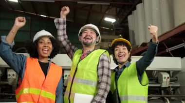 İşten sonra üç güvenlik mühendisi ve başlıklar kutlama yapıyor, eller birlikte, mutlu ve neşeli, endüstri işleri başarılı, başarı, profesyonel teknisyen imalat fabrikası.