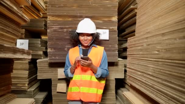 Trabajadora Almacén Uniforme Seguridad Adictos Teléfono Móvil Trabaja Ocioso Gerente — Vídeos de Stock