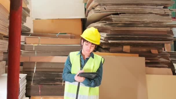 Trabajadora Con Uniforme Seguridad Sombrero Duro Inspectora Supervisora Con Una — Vídeo de stock