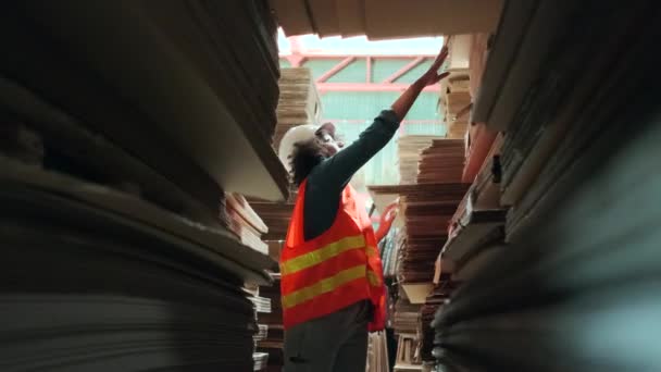Eine Afroamerikanische Arbeiterin Sicherheitsuniform Und Harthut Supervisor Inspektor Verpackungsauftrag Fabriklager — Stockvideo