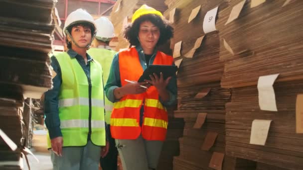 Dos Trabajadoras Colegas Uniformes Seguridad Control Stock Casco Controlar Producción — Vídeos de Stock