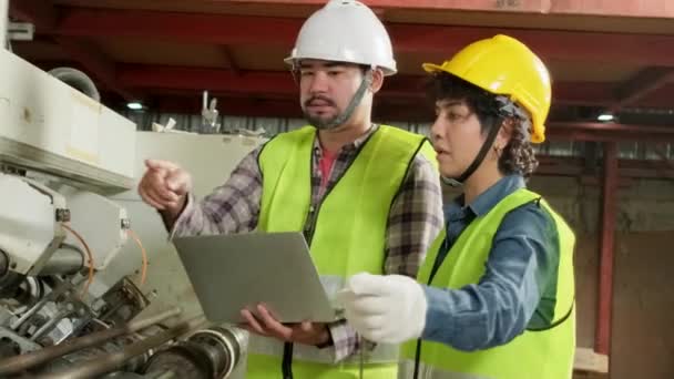 Les Travailleurs Uniformes Sécurité Les Ingénieurs Industriels Avec Casque Sécurité — Video