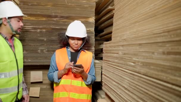 Magazijn Vrouwelijke Werknemer Veiligheid Uniform Mobiele Telefoon Verslaafden Werken Stationair — Stockvideo