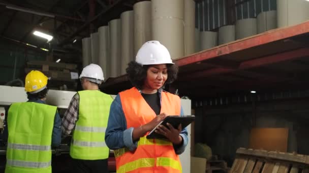 Afroamerykańska Pracownica Inżynieryjna Mundurze Bezpieczeństwa Twardym Kapeluszu Kontrola Jakości Przez — Wideo stockowe
