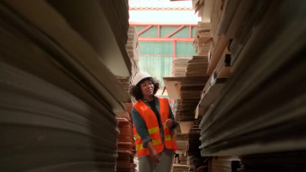 Uma Trabalhadora Afro Americana Uniforme Segurança Chapéu Duro Inspetor Supervisor — Vídeo de Stock