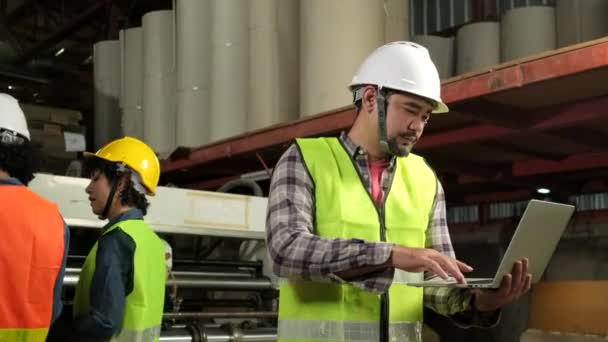 Männlich Asiatischen Ingenieur Arbeiter Sicherheitsuniform Und Hut Mit Laptop Feiert — Stockvideo