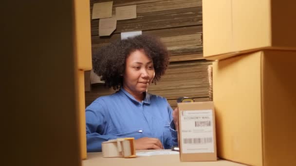 Afrikansk Amerikansk Kvinnlig Arbetare Säkerhetsuniform Med Streckkodsläsare För Att Kontrollera — Stockvideo